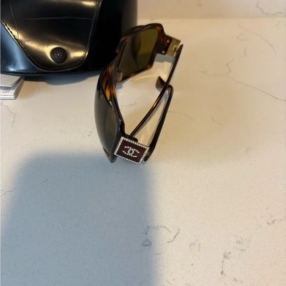 CHANEL Tortoiseshell Sunglasses with Logo - Picture 9 of 10